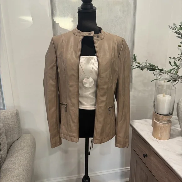 ***SOLD*** NWT ALO Yoga Airlift Turn It Up Bra Tank in Ivory Cream L - Picture 12 of 13